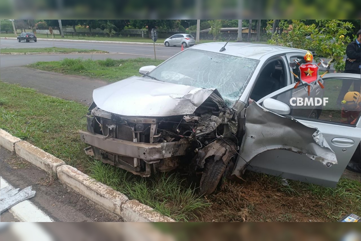 Mulher é levada ao hospital após bater o carro em poste no DF
