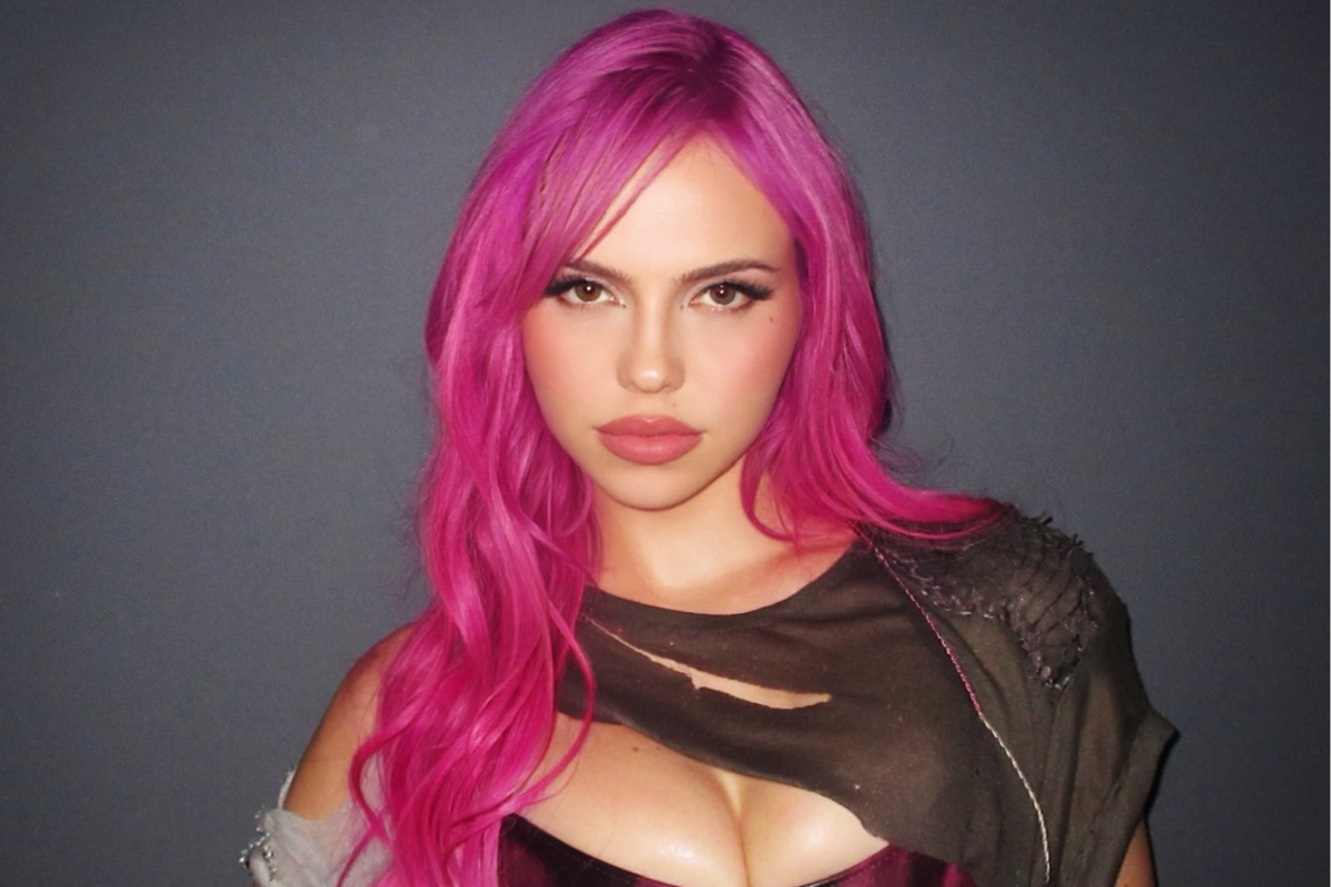 Cabelo rosa é marca registrada de Adéla, revelação do pop internacional
