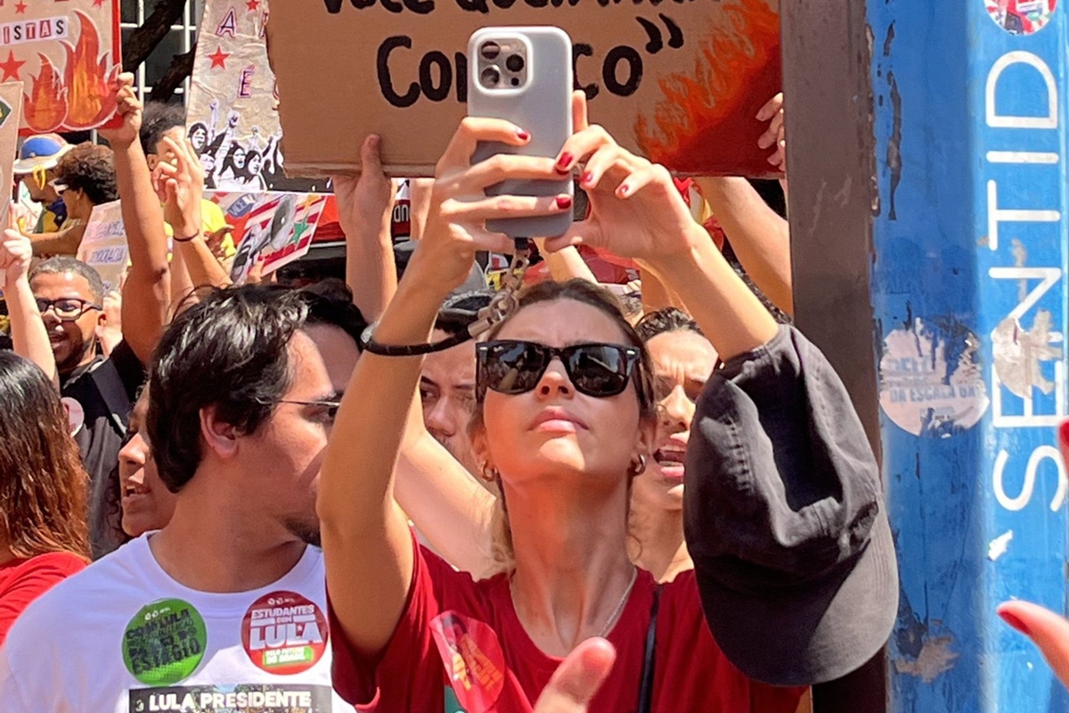 Fãs de Alanis Guillen suspeitam que celular da atriz foi recuperado pela PM