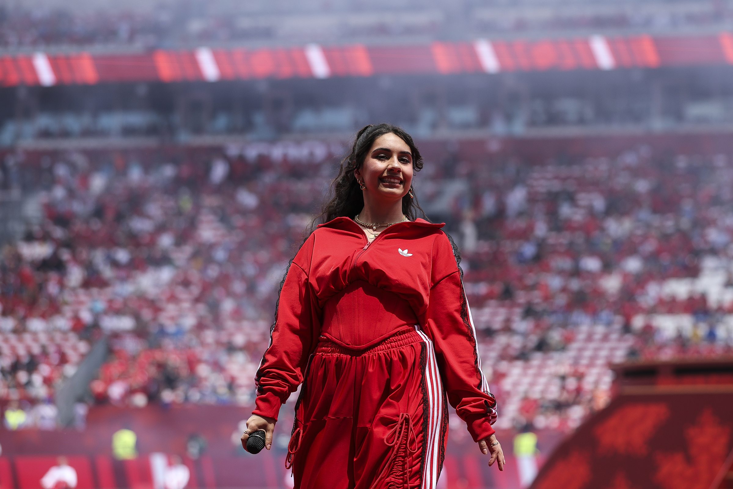 Alessia Cara esquece hino nacional do Canadá durante amistoso e viraliza