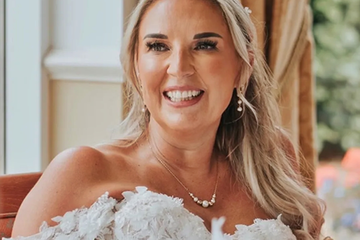 Mulher realiza "casamento" consigo mesma após descobrir câncer em estágio 4