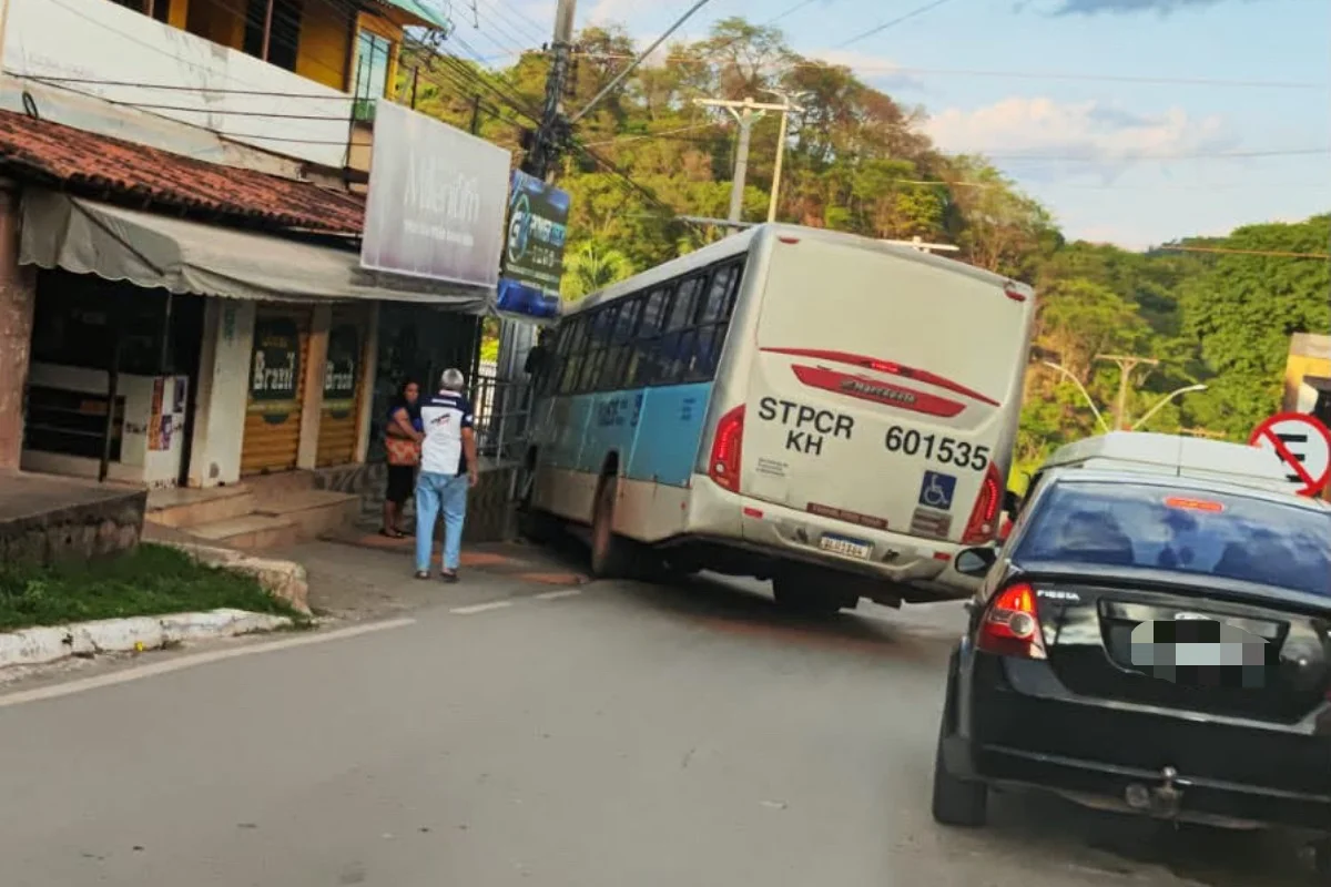 Sem freio, motorista perde controle de ônibus e invade prédio no DF