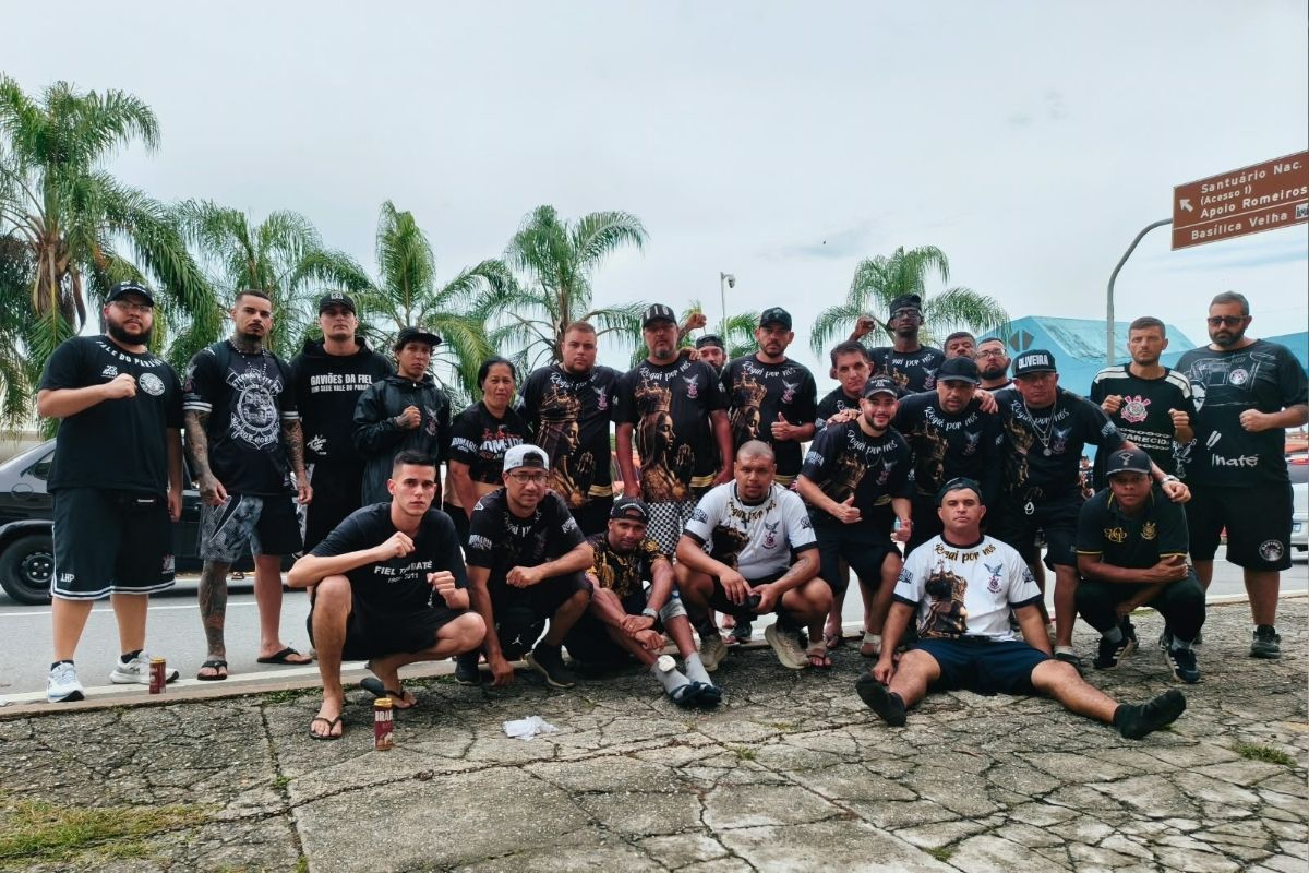 Corintianos caminham 170 km até Aparecida e pedem: "Tem que jogar com amor"