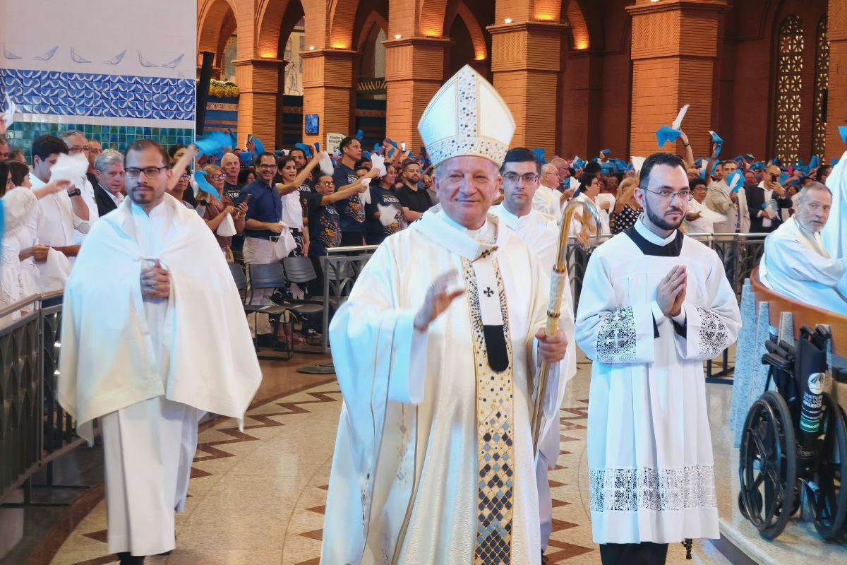 Em missa em Aparecida, arcebispo fala em "não odiar quem pensa diferente"