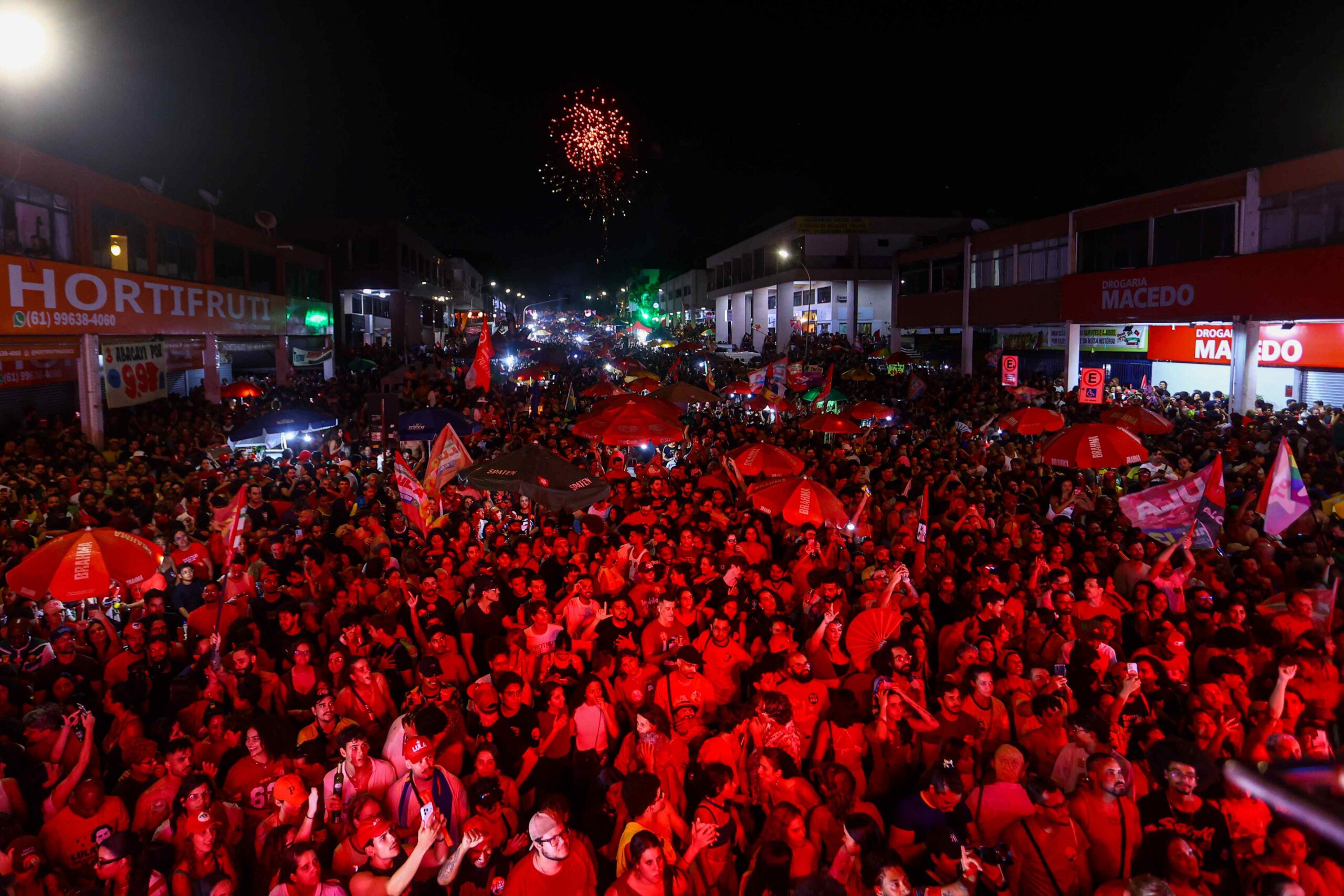 Eleitores de Lula entoam Hino Nacional em rua lotada na Asa Norte