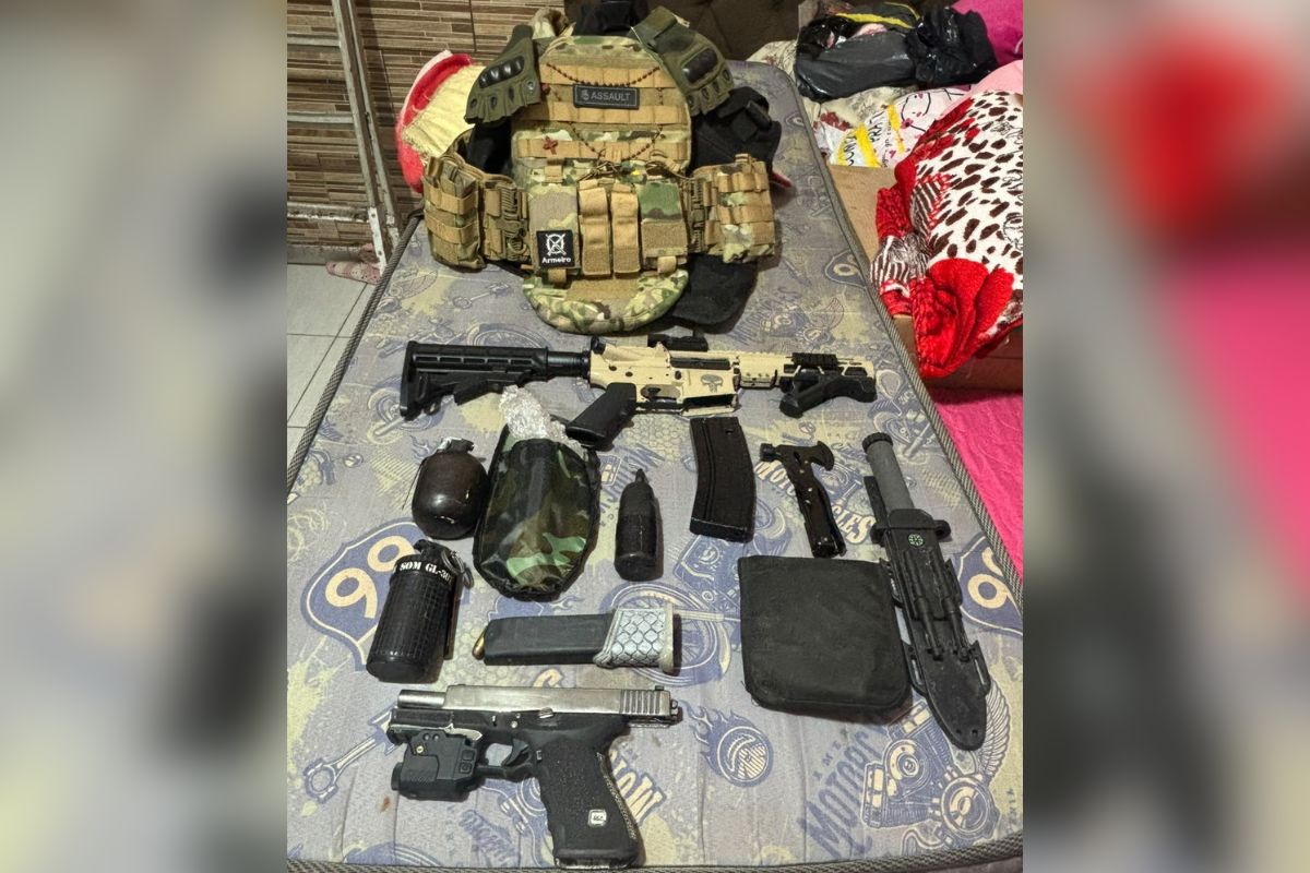 Bombas, drones e arsenal foram achados após alerta de tribunal do crime