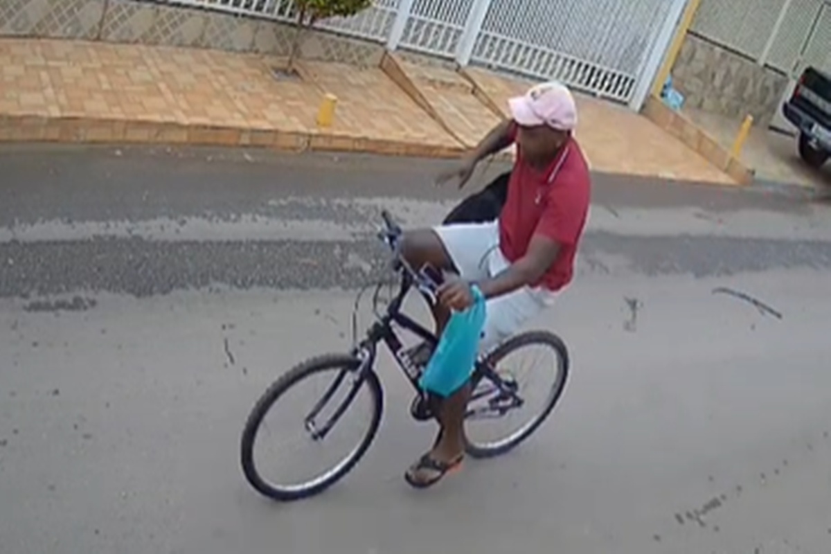 Adolescente é assaltada a caminho de escola; ladrão levou mochila e celular