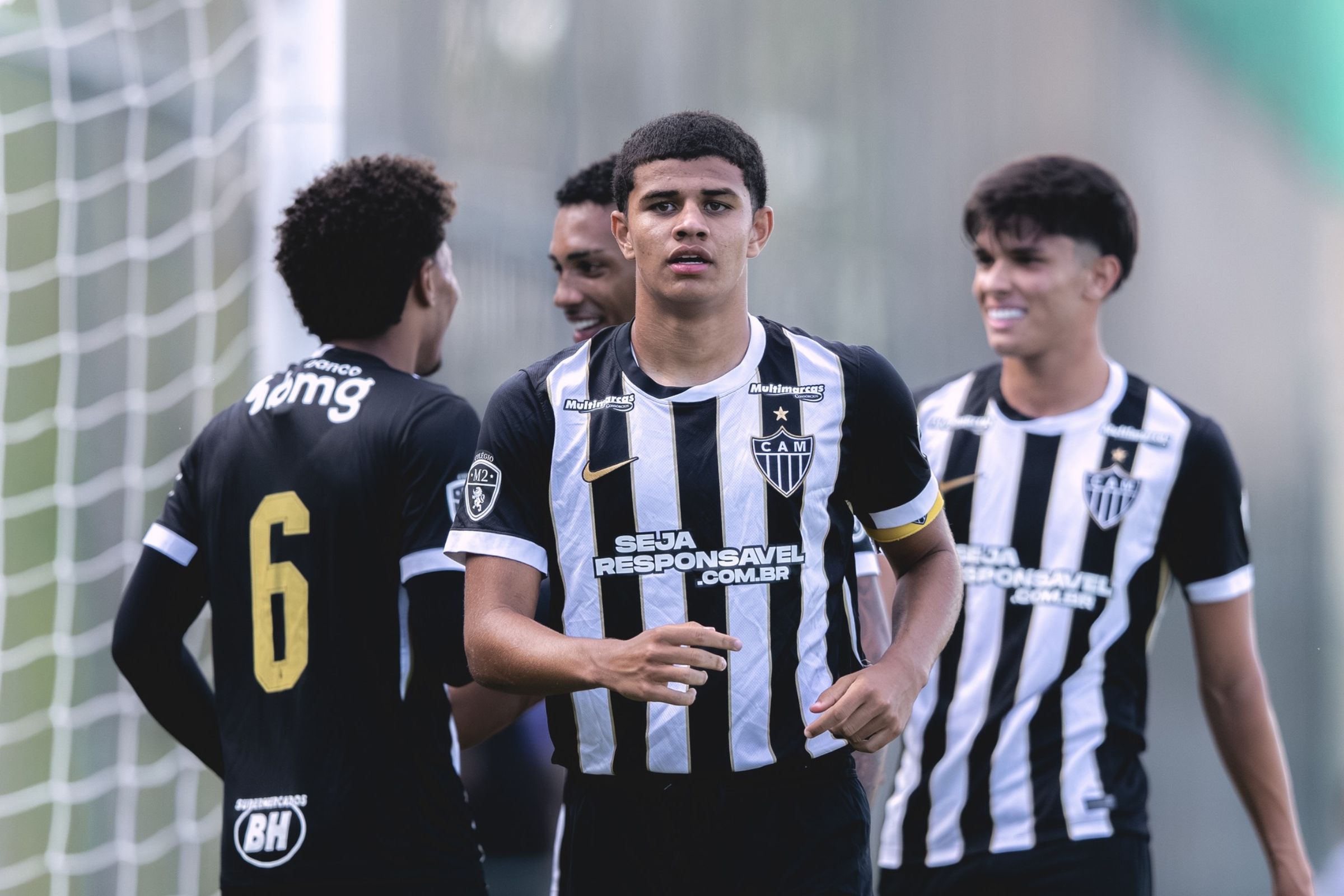 Jogador do Atlético-MG, Índio faz gol do meio de campo contra Cruzeiro