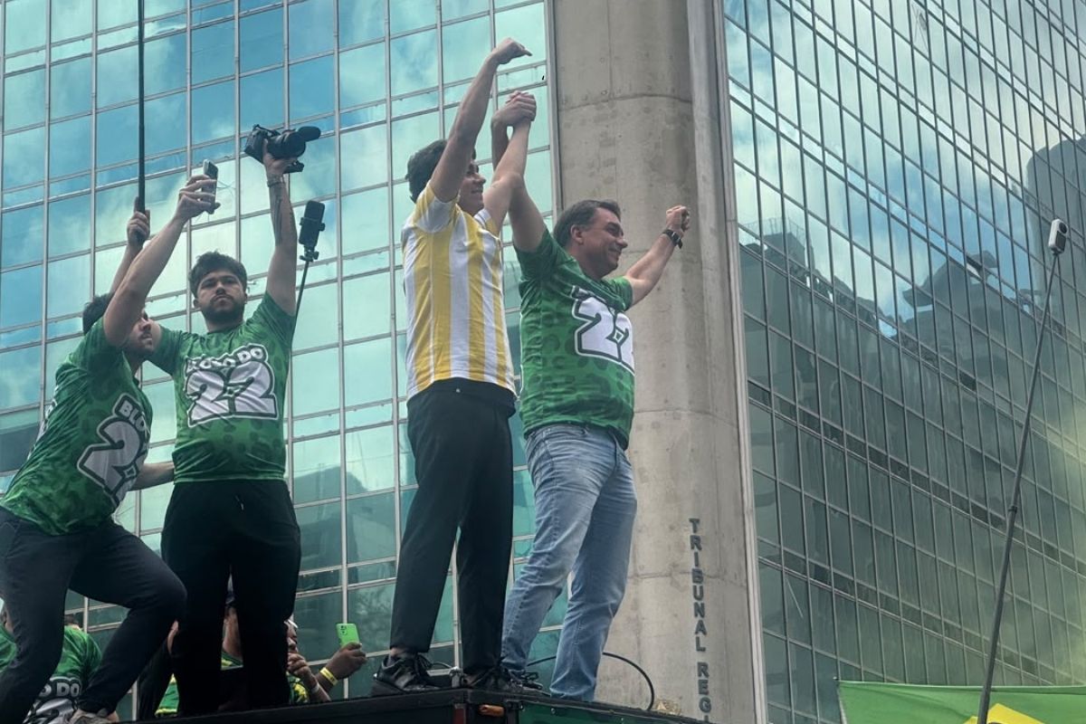 Flávio Bolsonaro chega na Avenida Paulista e cumprimenta apoiadores em ato