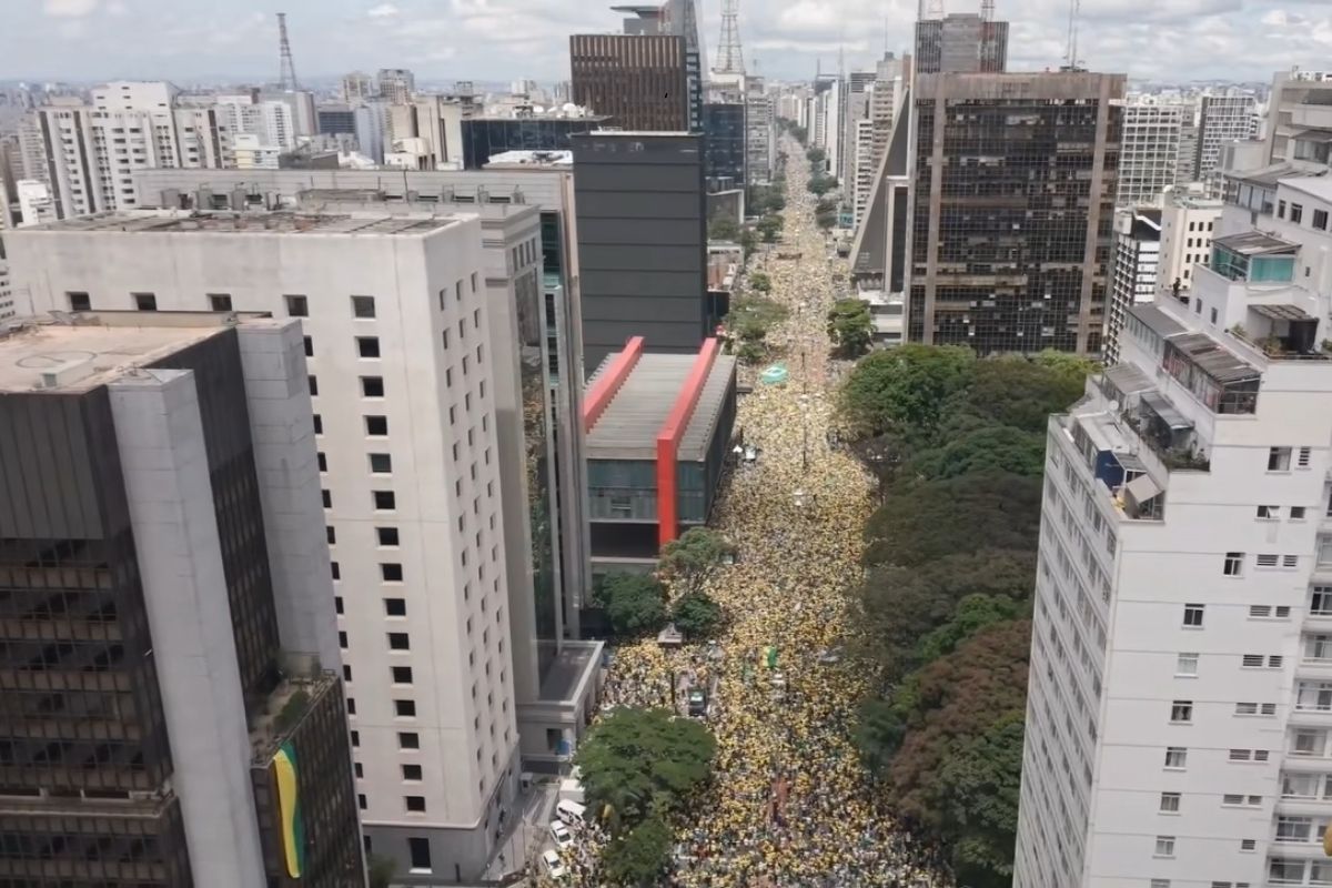 Na Paulista, Flávio poupa voz para debate e volta a atacar o PT - Foto