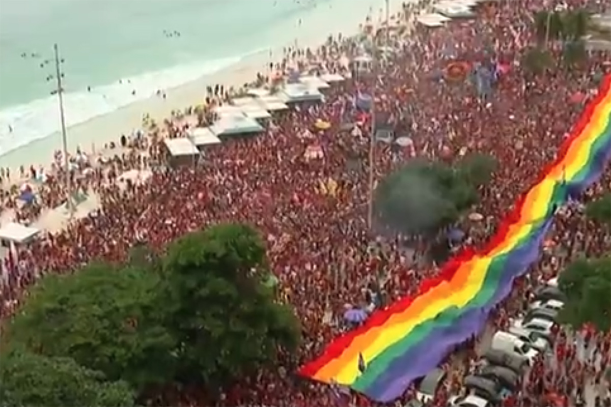 Manifestantes fazem ato pró-Lula em Copacabana, no Rio