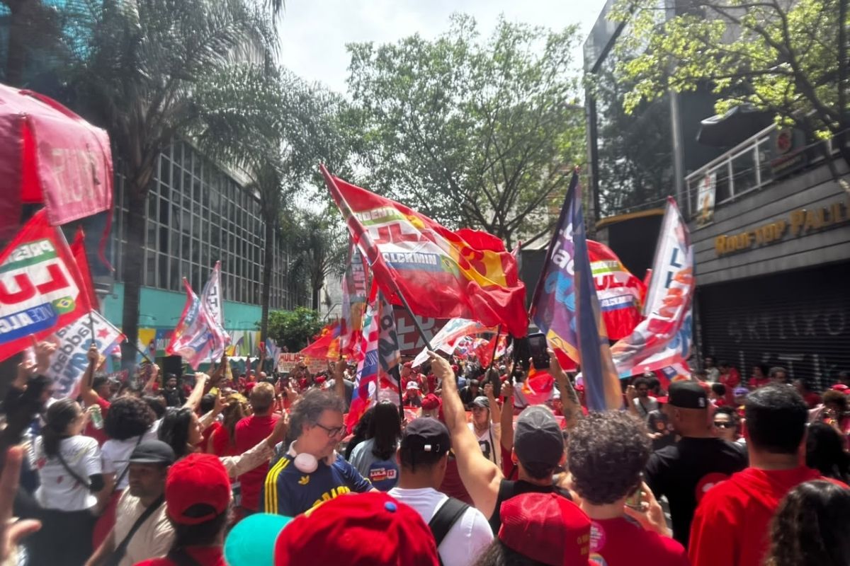 Equipe de Lula diz que PM dificulta ato da Paulista e migra para a Augusta