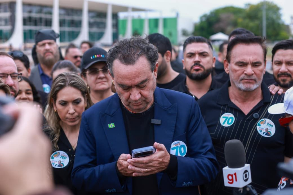 Entorno de Augusto Cury defende que ele anuncie apoio a Flávio no 2º turno