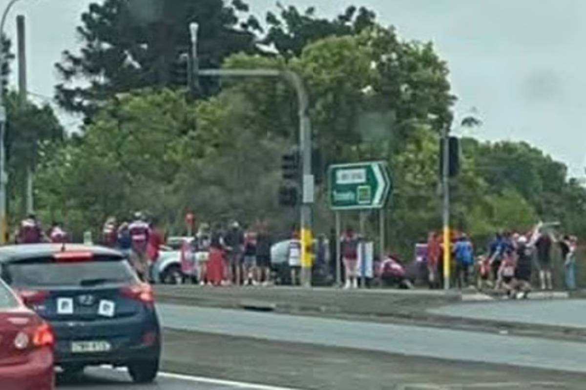 Motorista atropela multidão de torcedores de time de rugby na Austrália