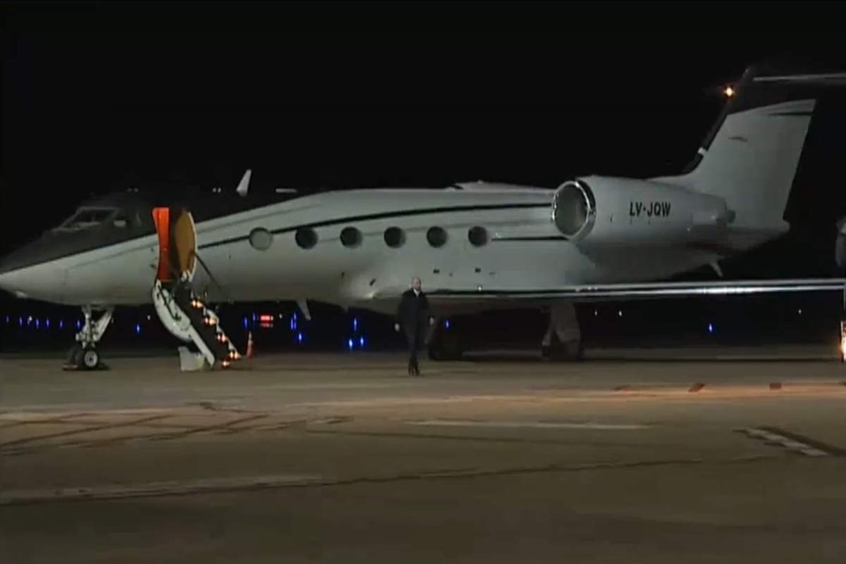 Avião em que Flávio estaria pousa nos EUA após escala no Equador