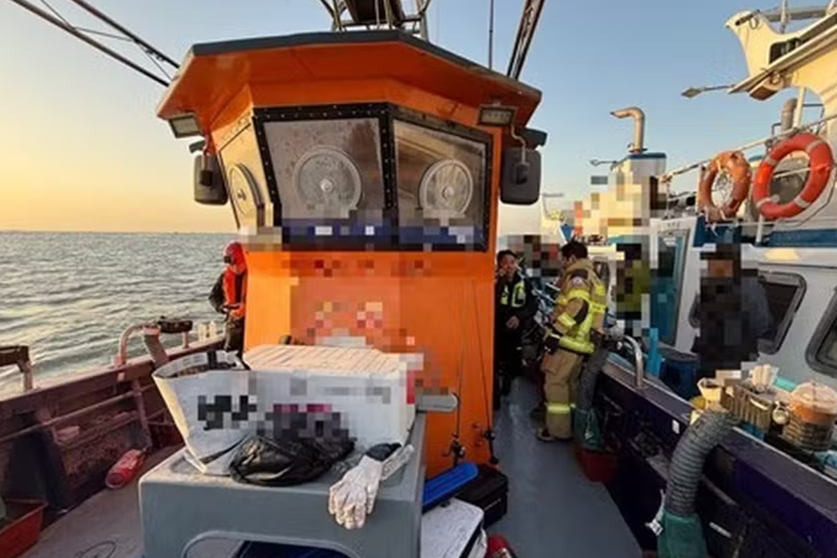 Barco de pesca pega fogo na costa da Coreia do Sul; 22 são resgatados