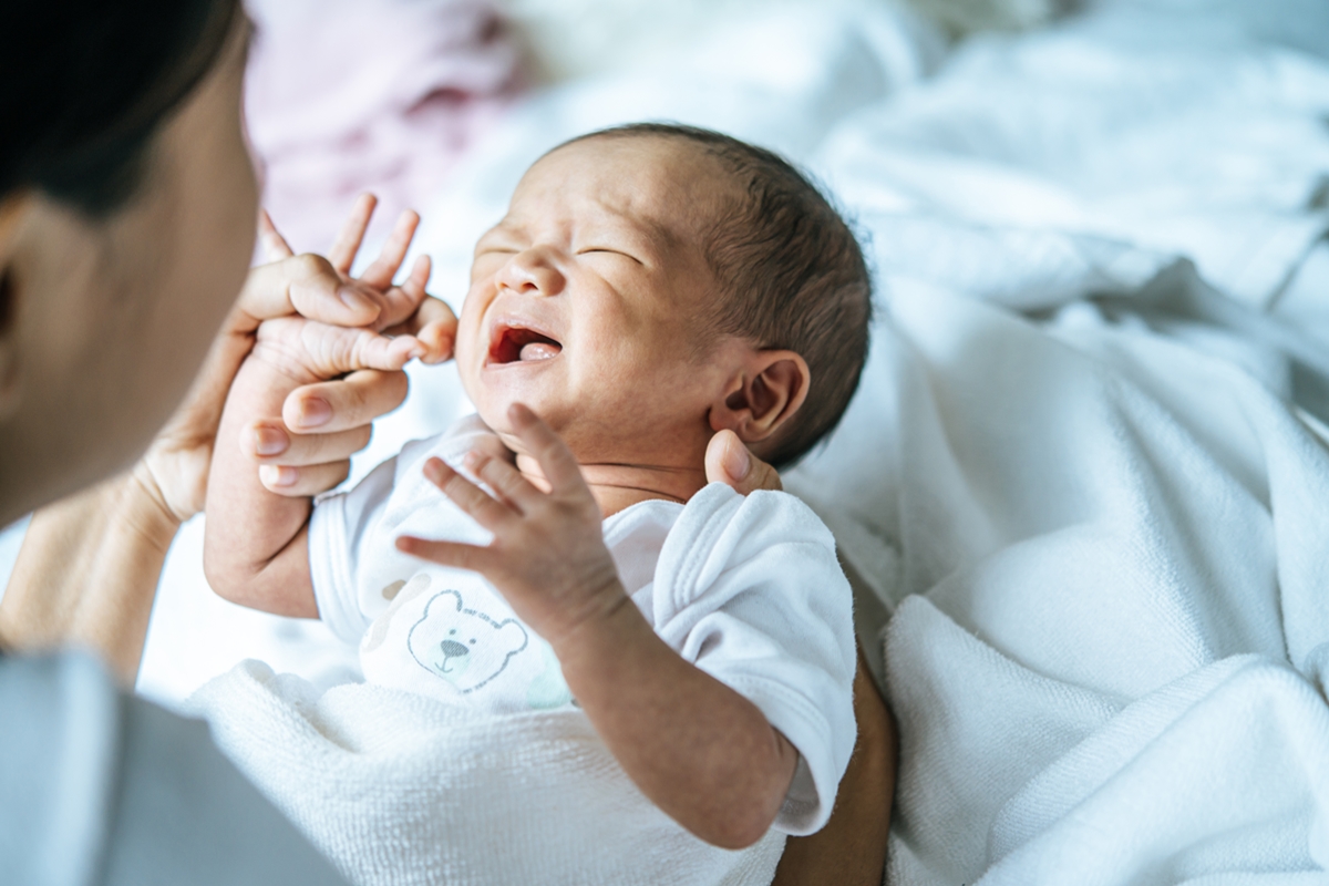 Não consegue acalmar o choro do bebê? Médica ensina técnica com 5 passos