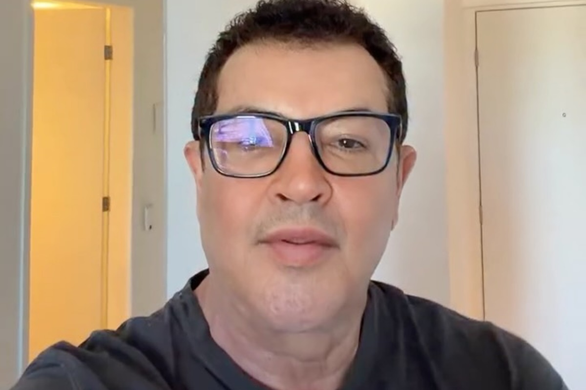 Beto Barbosa choca ao mostrar rosto inchado após plástica: "Novo visual"