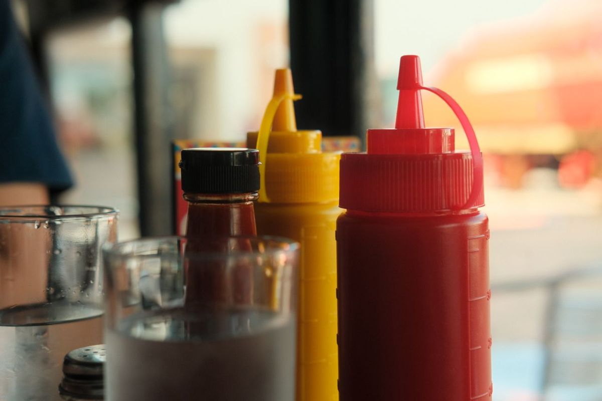 SP adia regra que proíbe bisnagas de ketchup e mostarda em lanchonetes