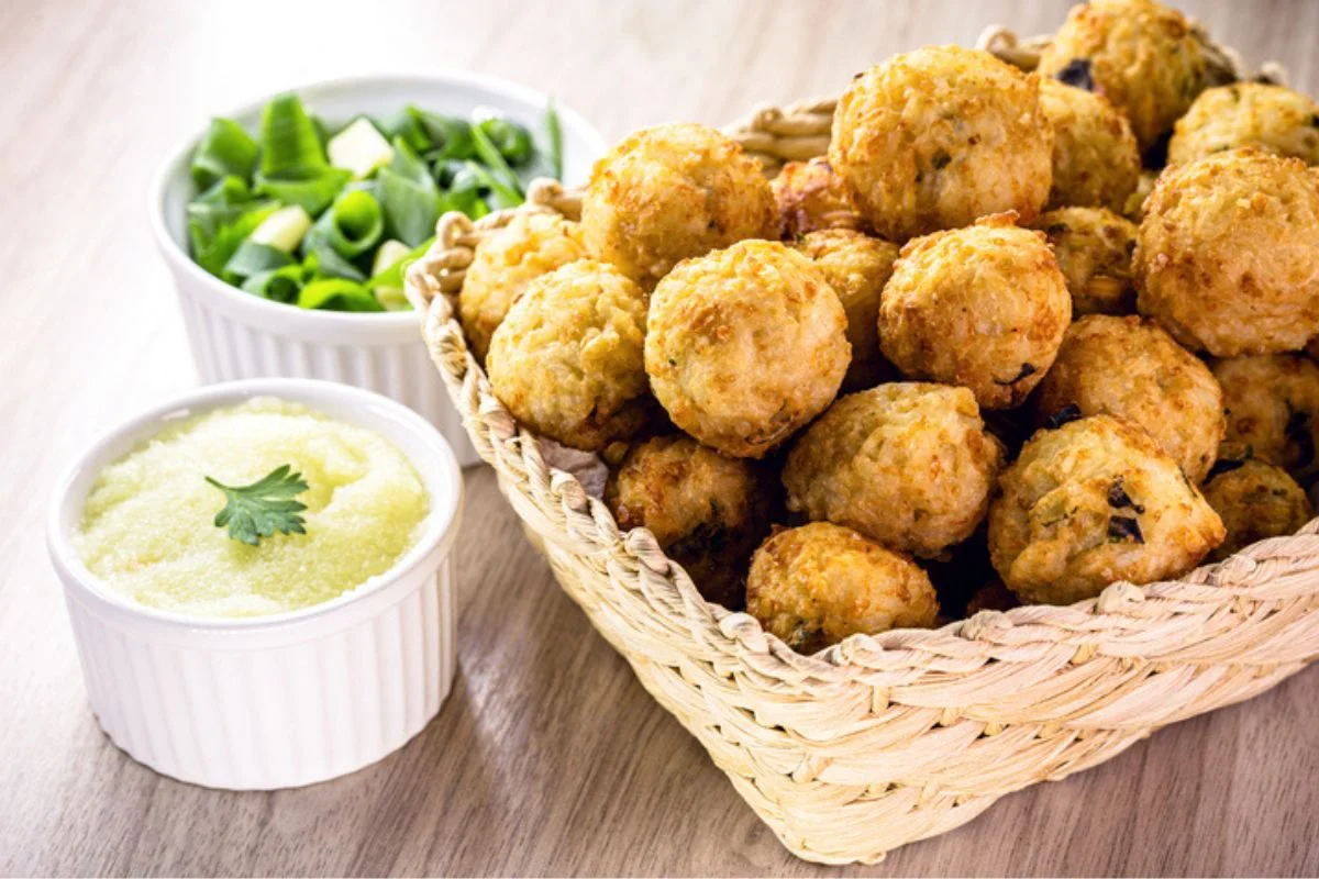 Bolinho de arroz: receita simples e perfeita para aproveitar sobras