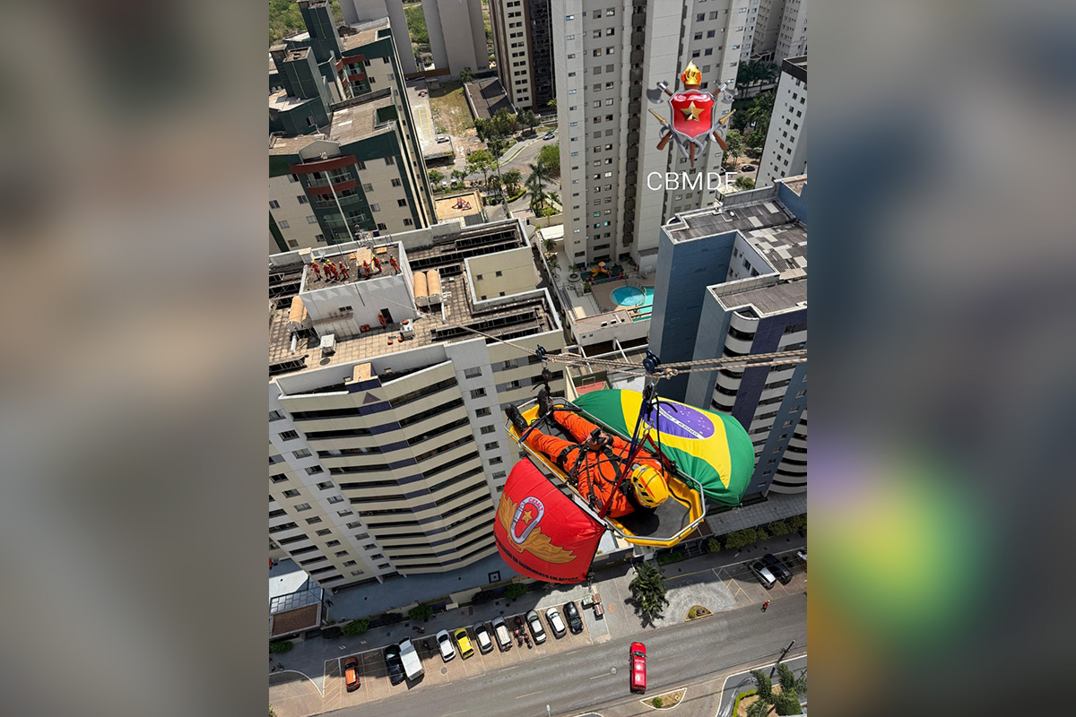Bombeiros treinam resgate em prédio com 80 metros de altura em Águas Claras