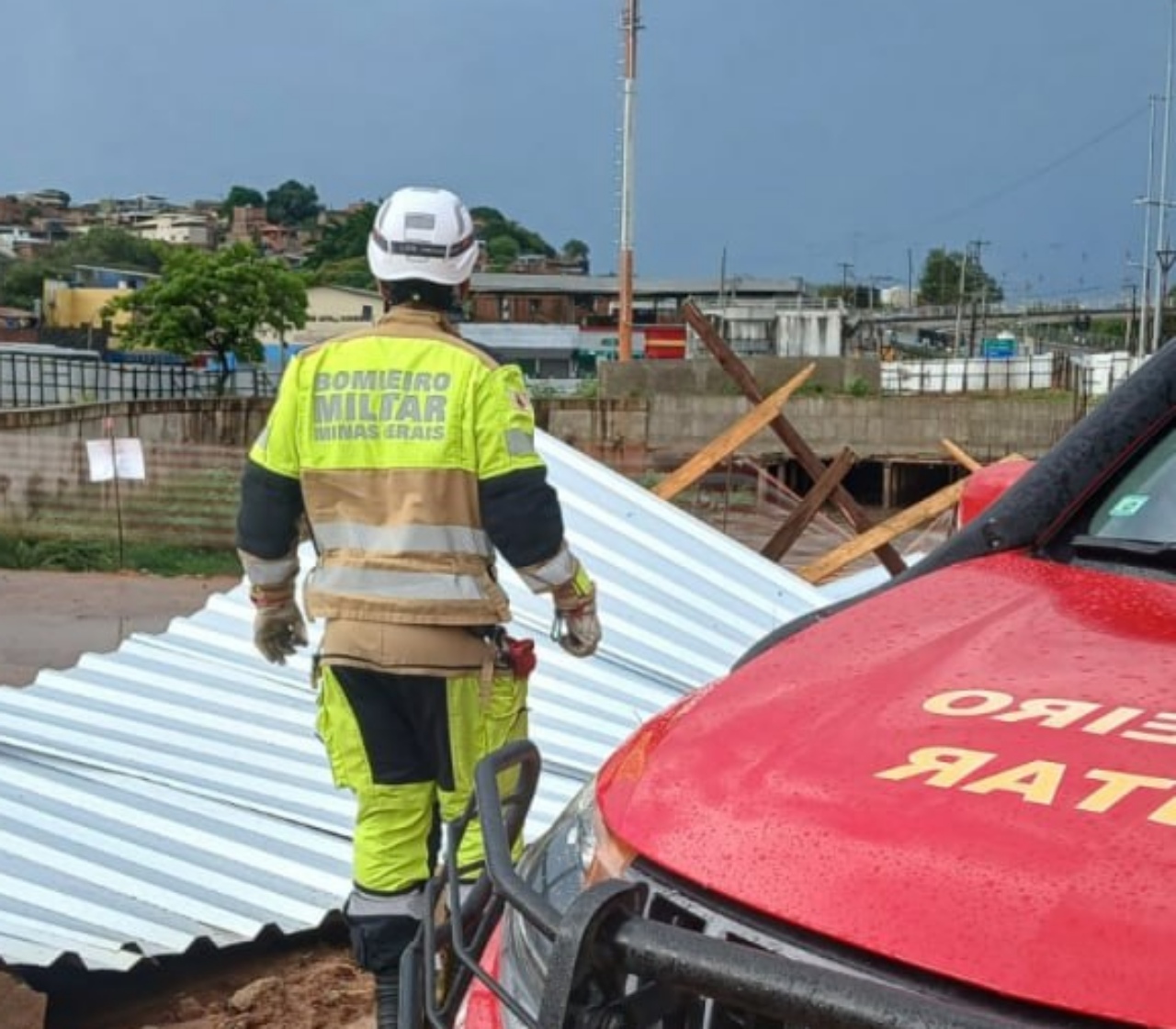 Homem cai em buraco onde passa um córrego durante chuva em BH