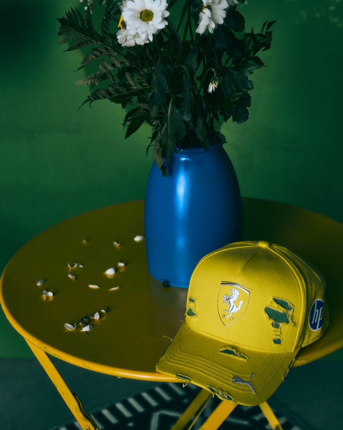 foto com cor. boné verde e amarelo da puma x ferrari - metrópoles