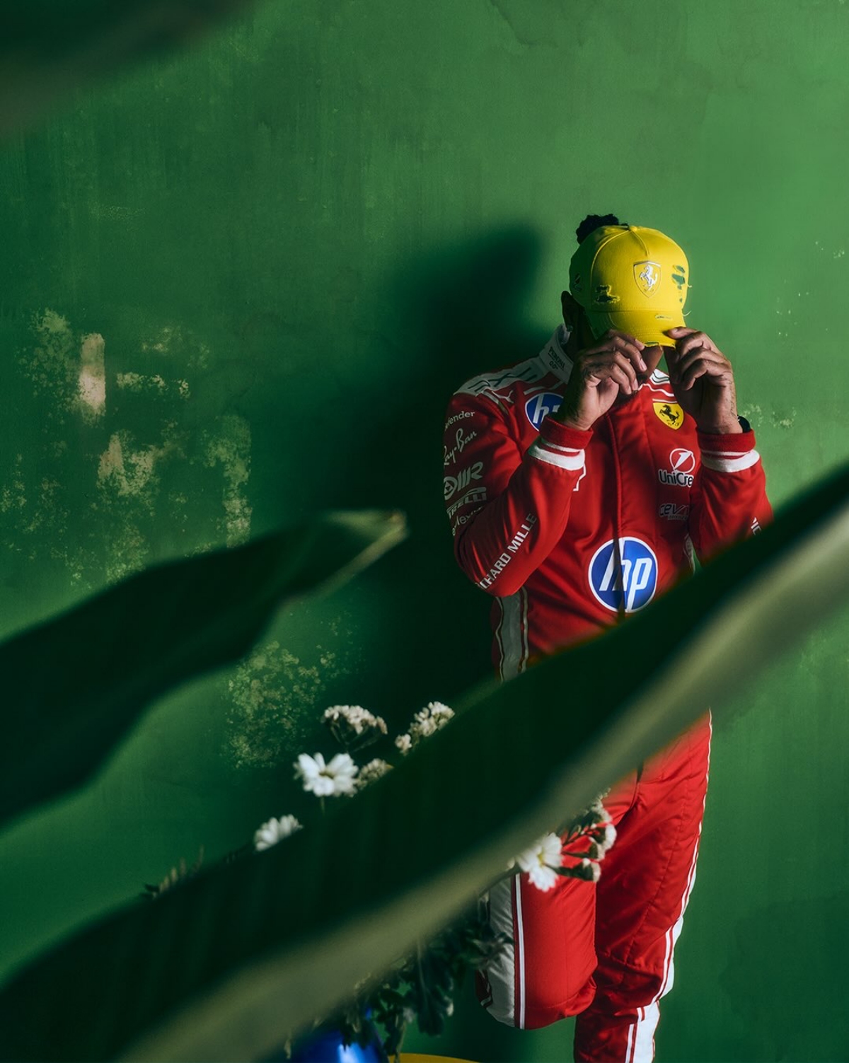 foto com cor. Lewis Hamilton com boné da Ferrari - metrópoles