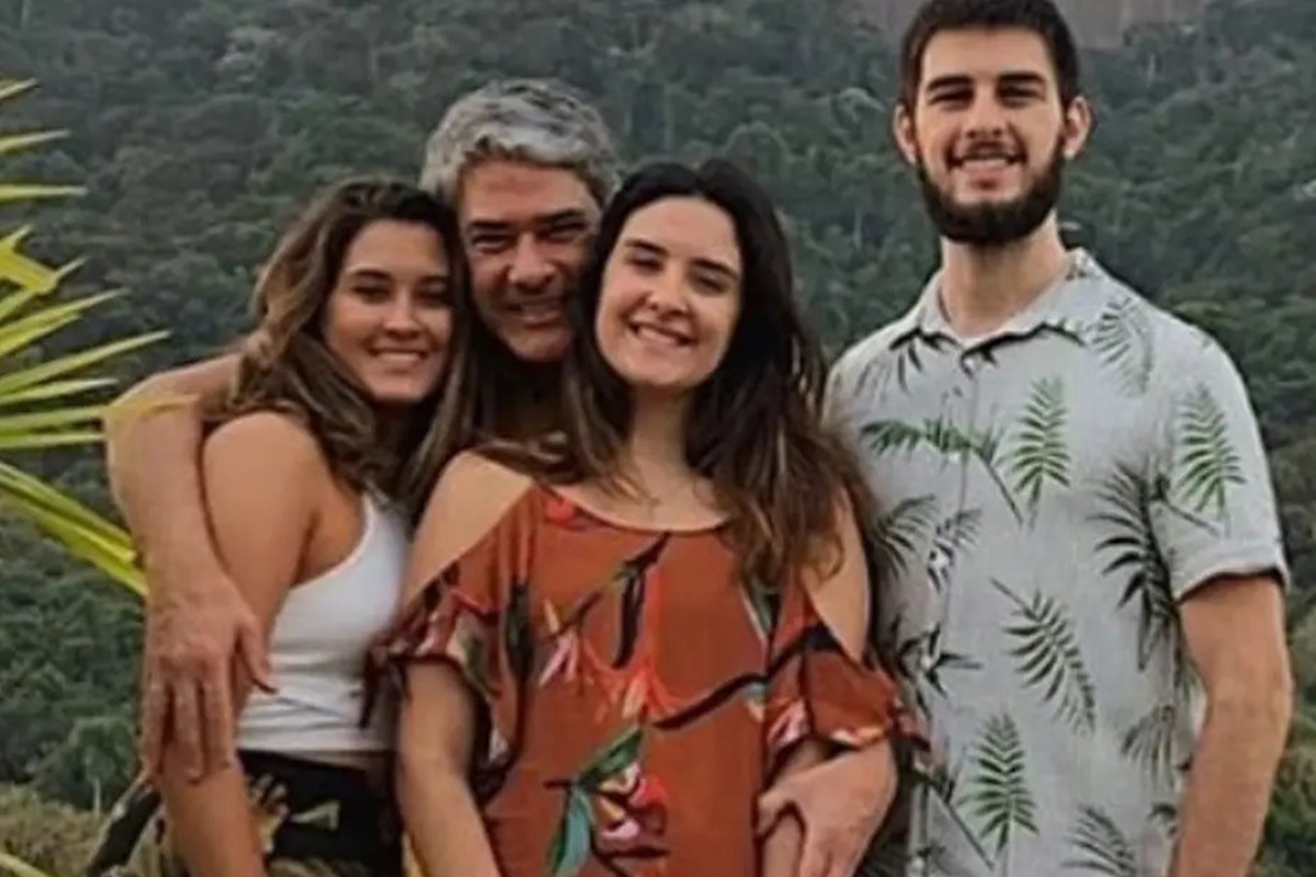 Foto: William Bonner faz tatuagem em homenagem aos filhos trigêmeos