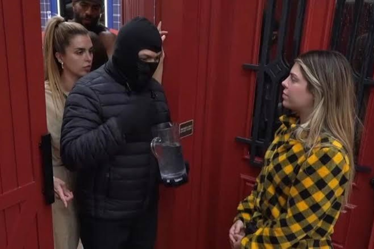 A Fazenda 18: Ana Bruna joga água em Monica durante briga e produção reage