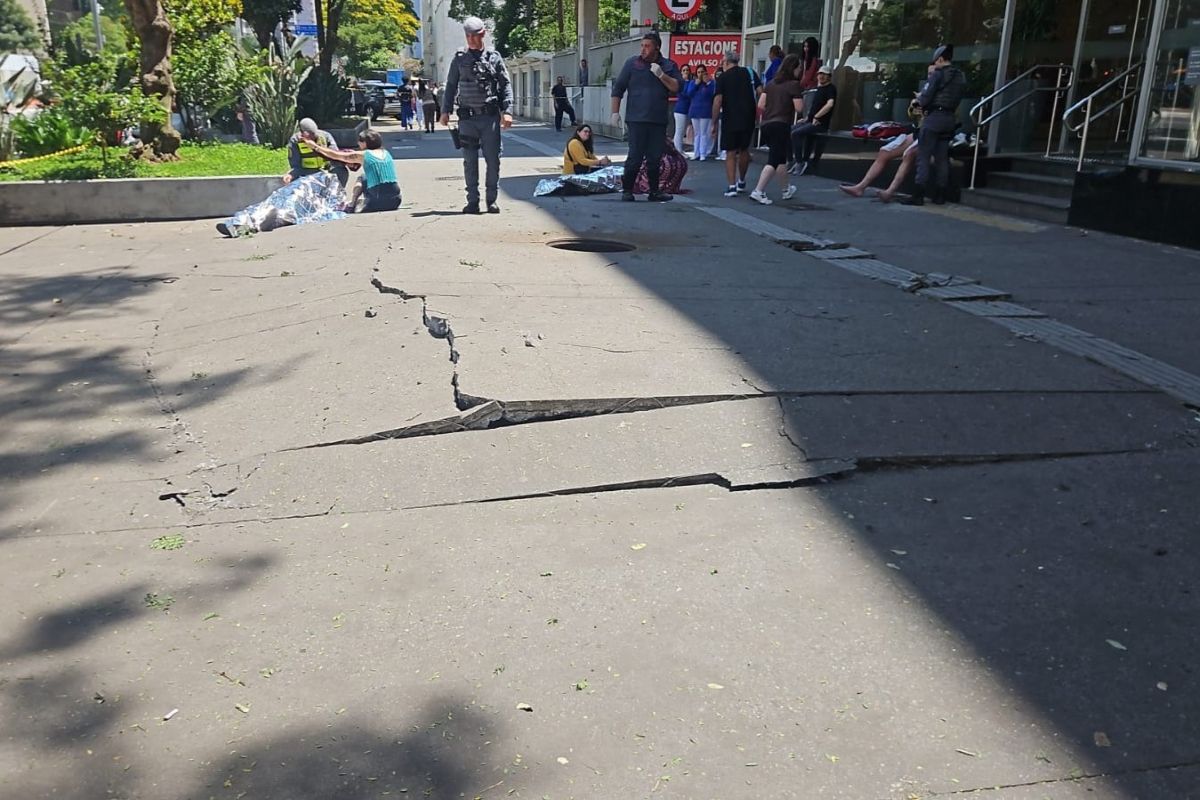 Explosão de bueiro na Avenida Paulista fere 2 mulheres e 1 homem