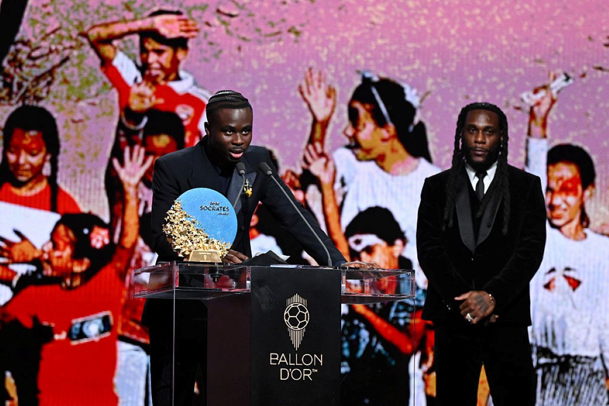 Bukayo Saka, do Arsenal, leva Prêmio Sócrates na cerimônia da Bola de Ouro