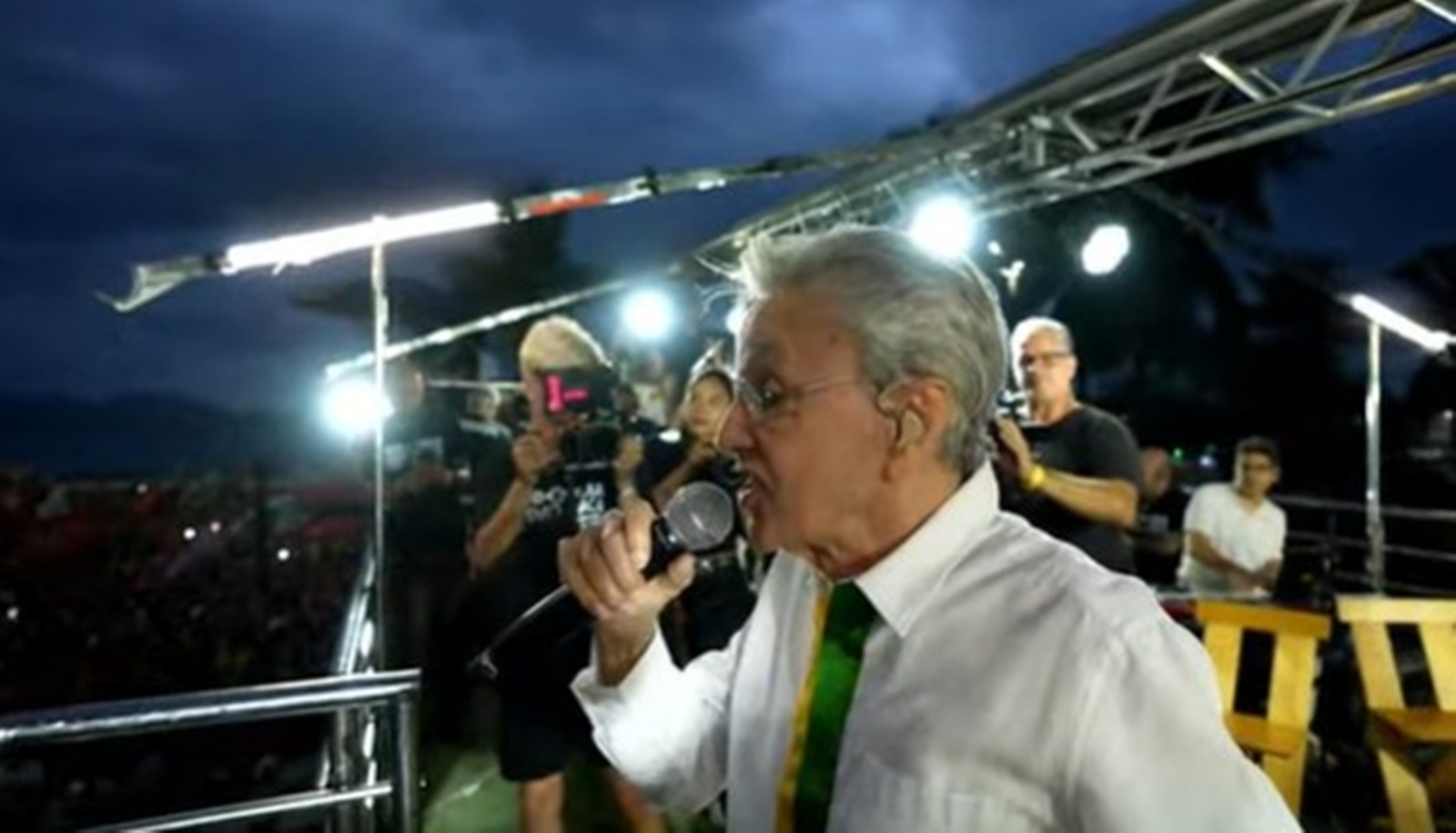 Artistas se reúnem em Copacabana para o "Ato Musical pela Democracia"
