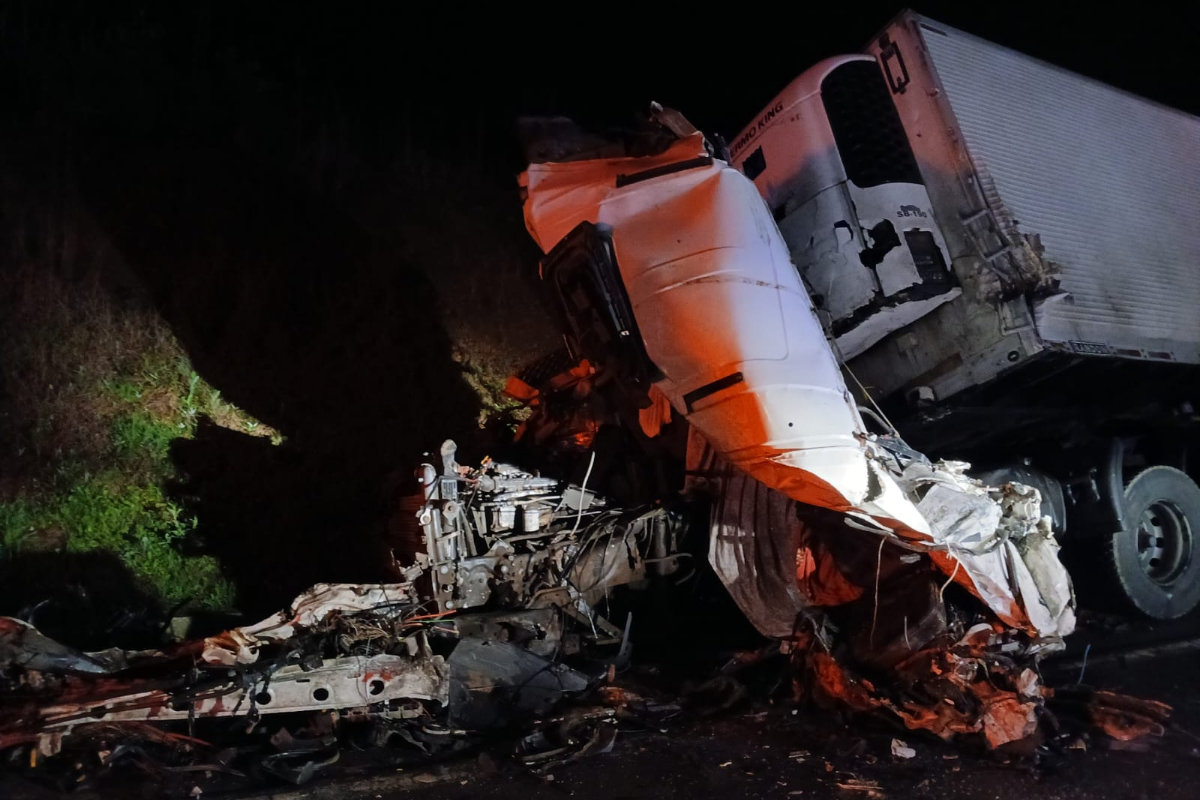 Acidente entre três caminhões mata motorista na BR-282, em SC