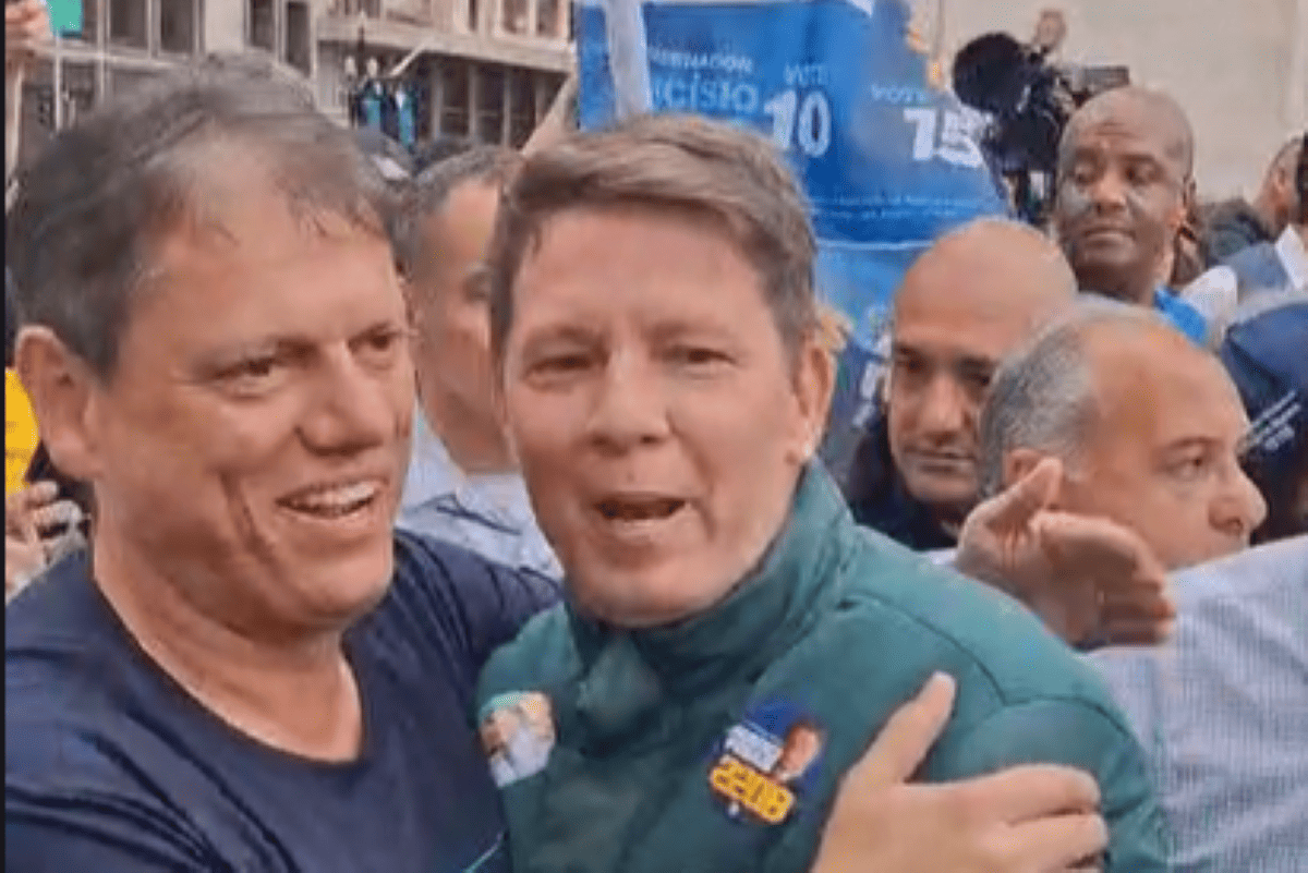 Mario Frias abraça Nunes e Tarcísio em ato. Vídeo
