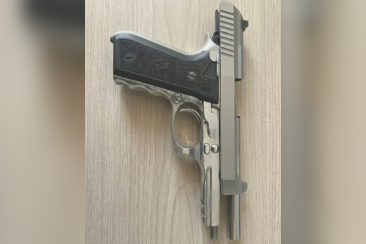 Adolescente de 13 anos se irrita e atira no rosto de colega com arma do pai