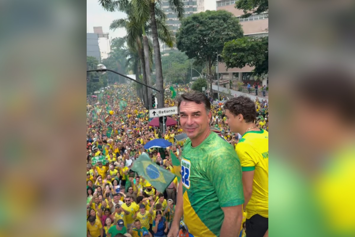 Com multidão, sem discurso: como foi último ato de campanha de Flávio em MG