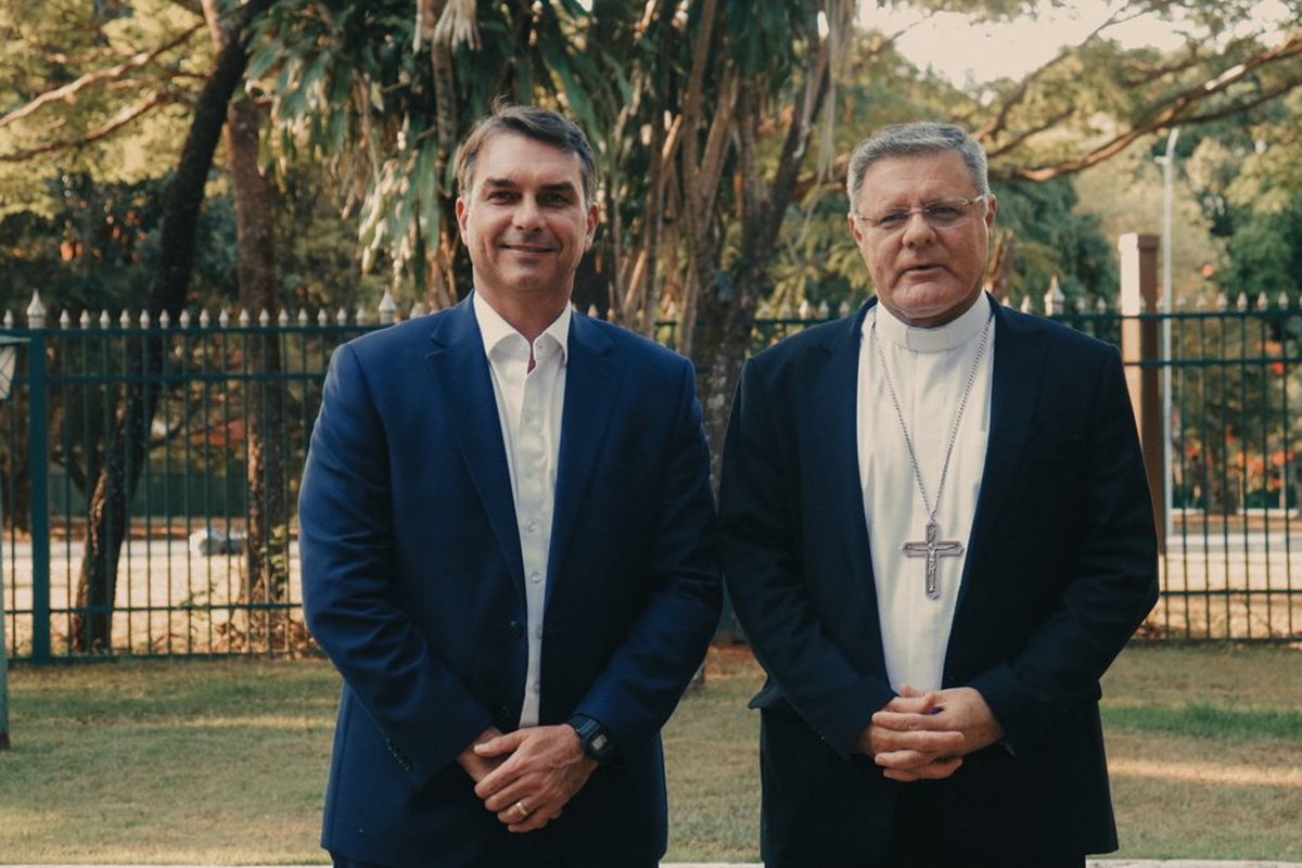 Flávio é recebido por arcebispo de Brasília e ganha imagem de Nossa Senhora