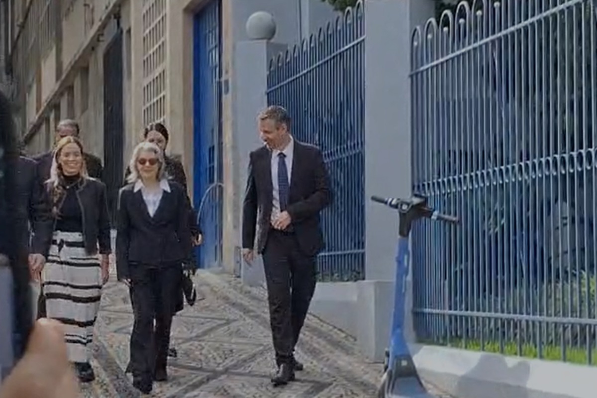 Cármen Lúcia vota em colégio de BH e é aplaudida por eleitores