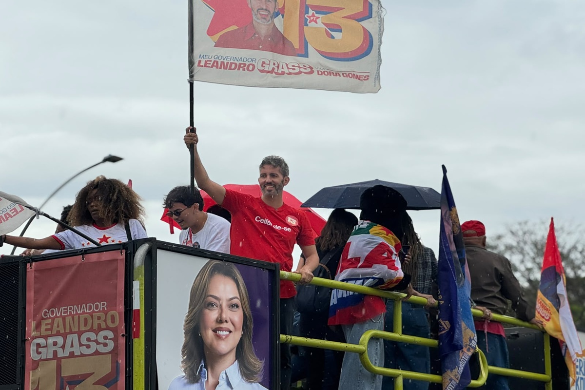 Em carreata, Grass comenta último dia de campanha: "Dia de esperança"