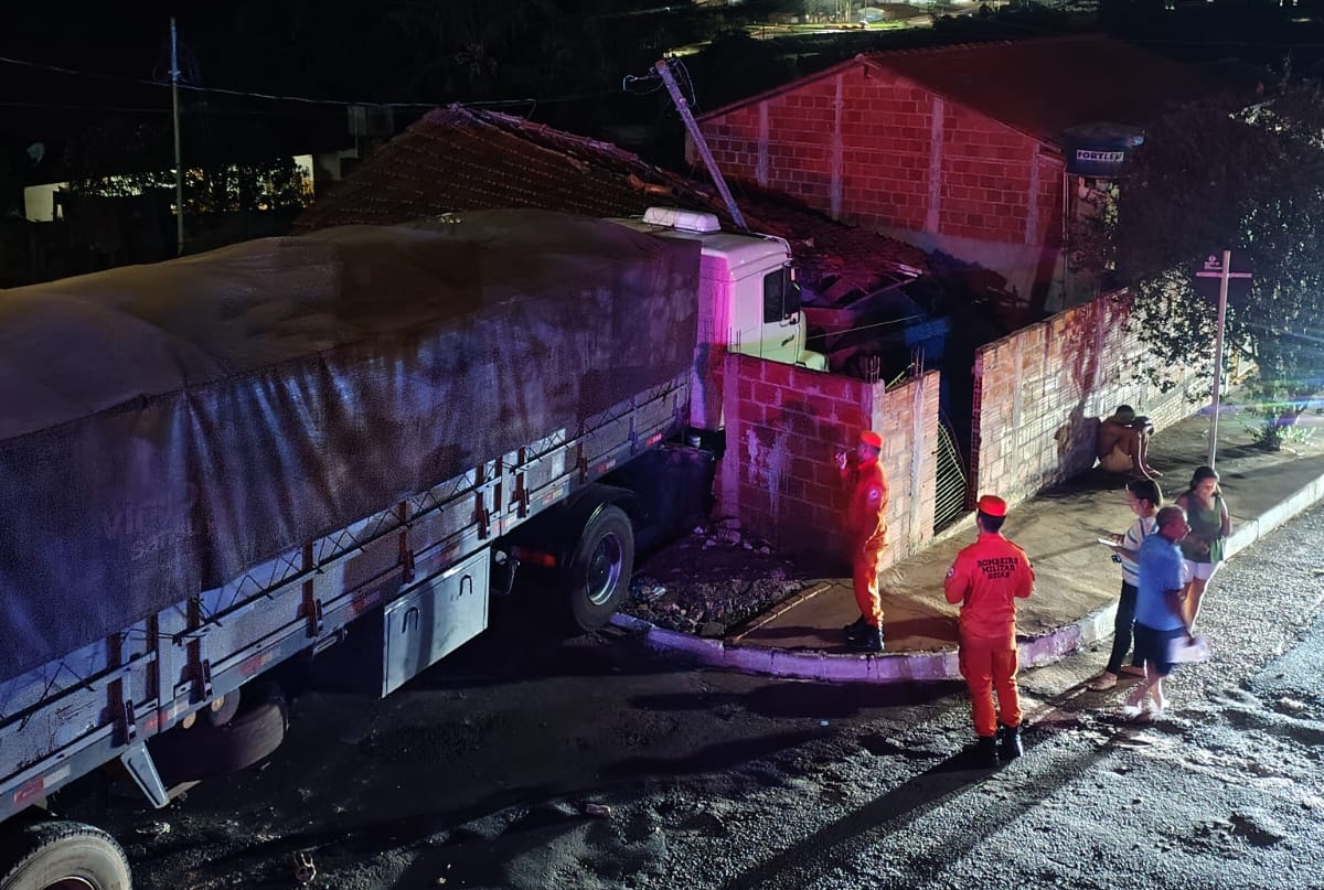 Carreta desgovernada atinge duas casas e destrói poste em Goiás