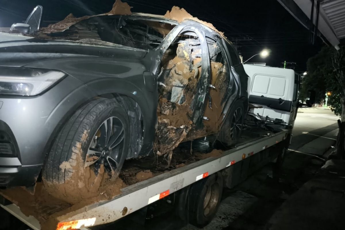 Galão de gasolina foi achado dentro de carro onde juiz morreu carbonizado