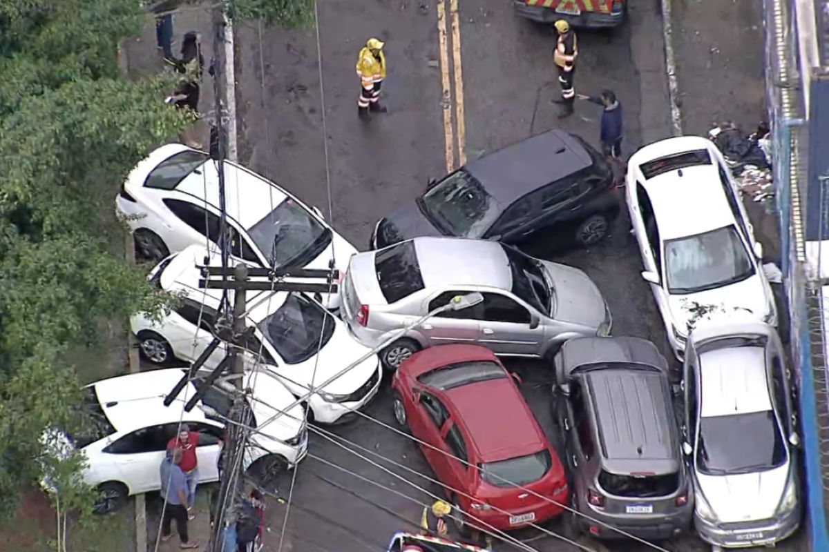 Cerca de 30 carros são arrastados e ficam amontoados após temporal em SP