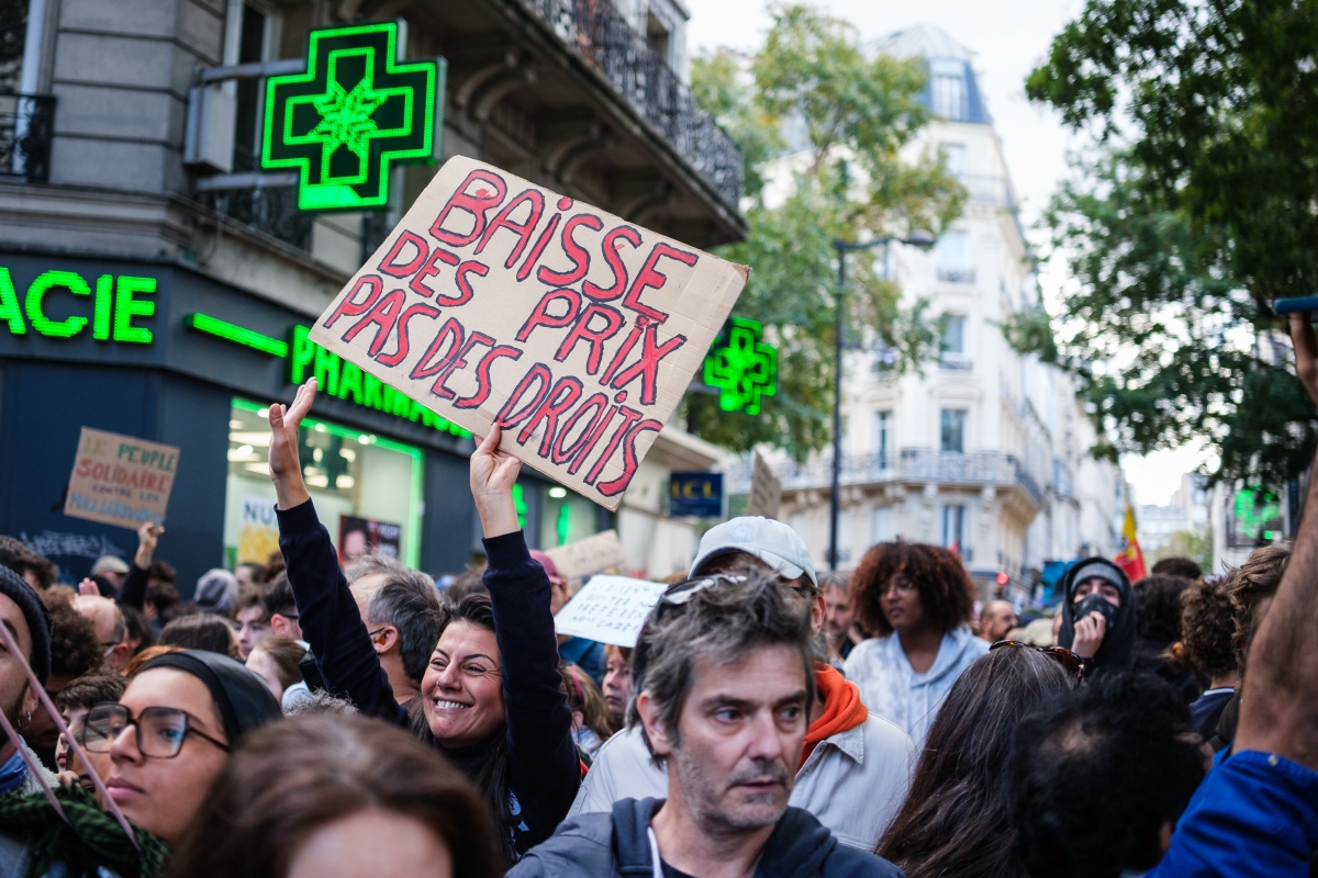 foto com cor. Protesto na França neste sábado (17/10) - metrópoles