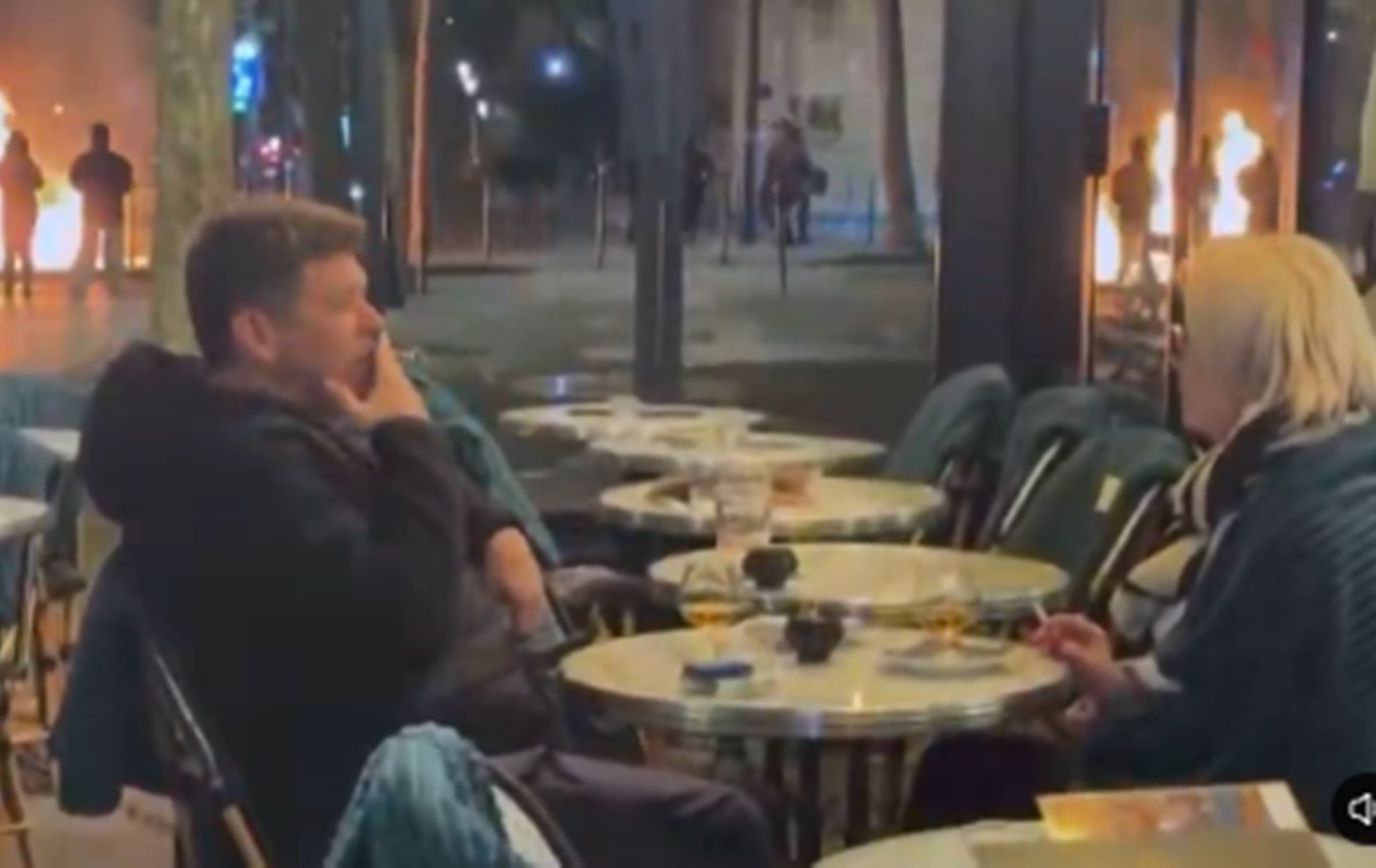 Sempre teremos Paris: casal bebe e conversa em bar no meio de protestos
