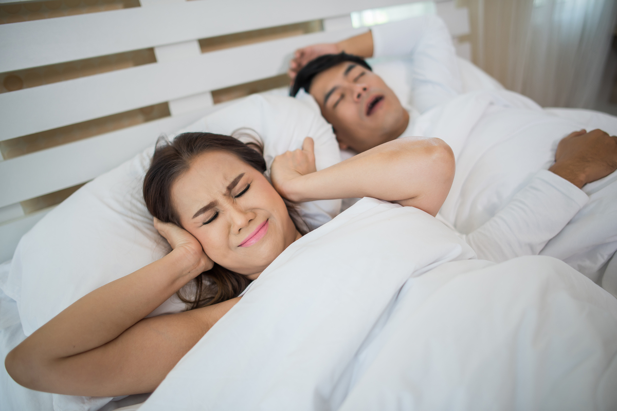 Dormir separados não acaba com o sexo, mas exige intimidade planejada