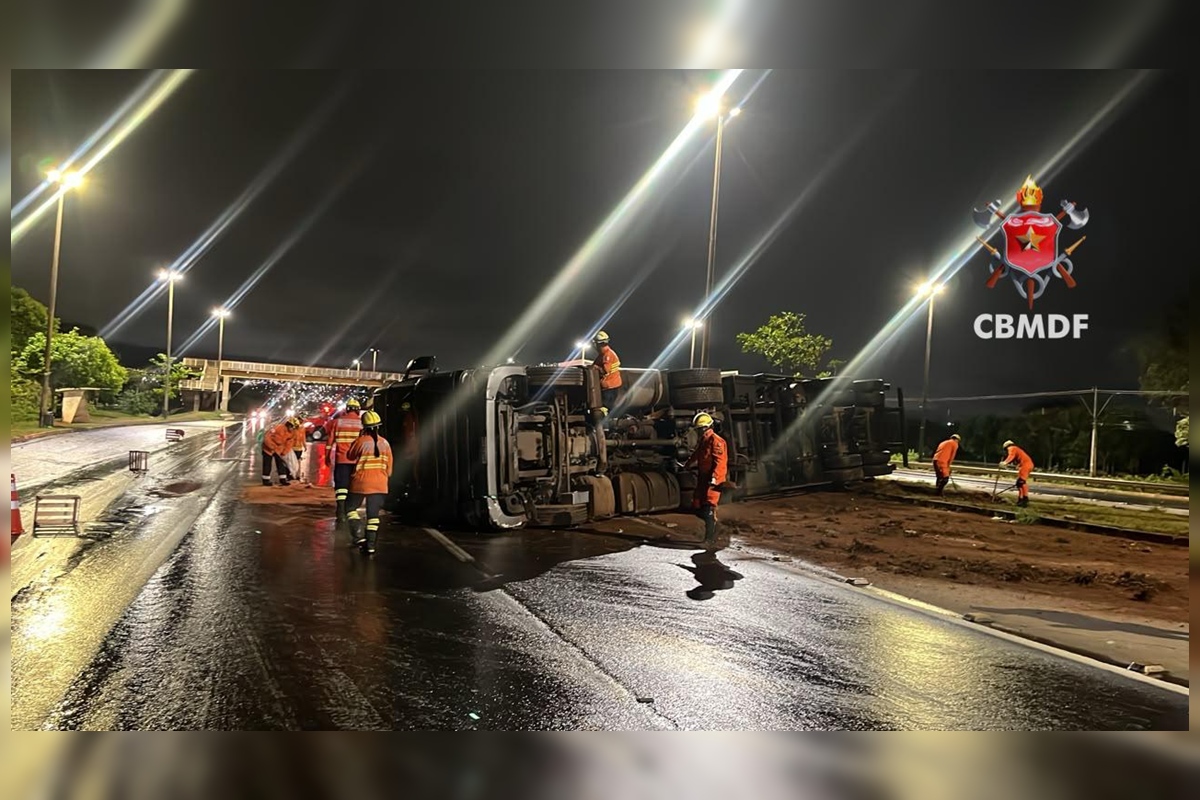 Carreta tomba e interdita trânsito na Epia Sul, no sentido Gama