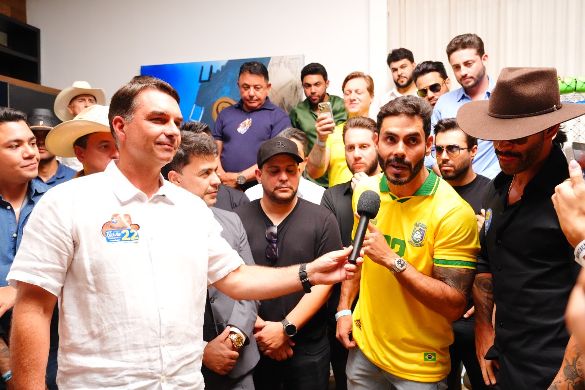 Em Goiás, Flávio Bolsonaro recebe apoio de mais de 30 cantores sertanejos