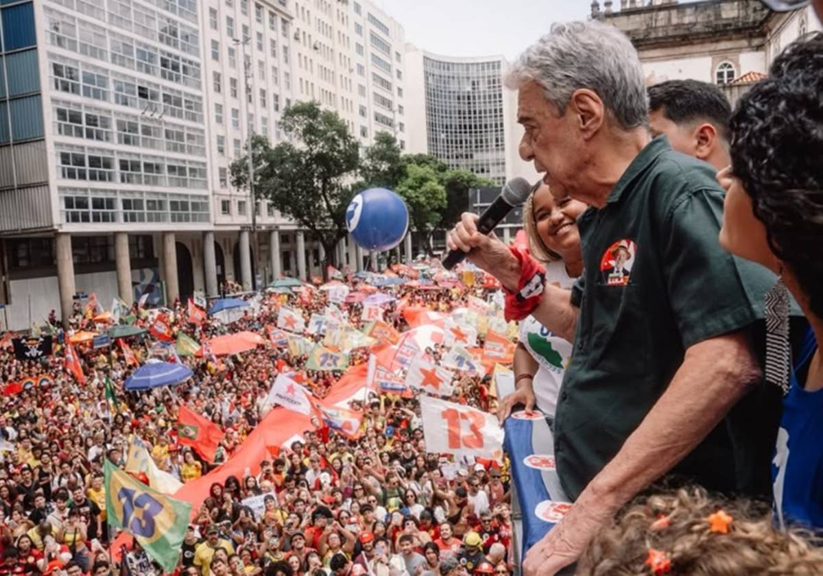 Ato pró-Lula reúne milhares de estudantes e apoiadores na Candelária, no RJ