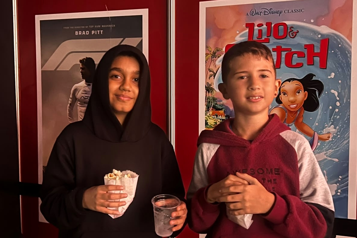 Crianças posam no Cinemáximo Itinerante - Metrópoles